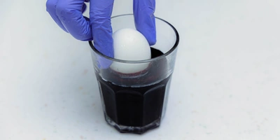 Как покрасить яйца натуральными красителями: пошаговые инструкции с&nbsp;фото