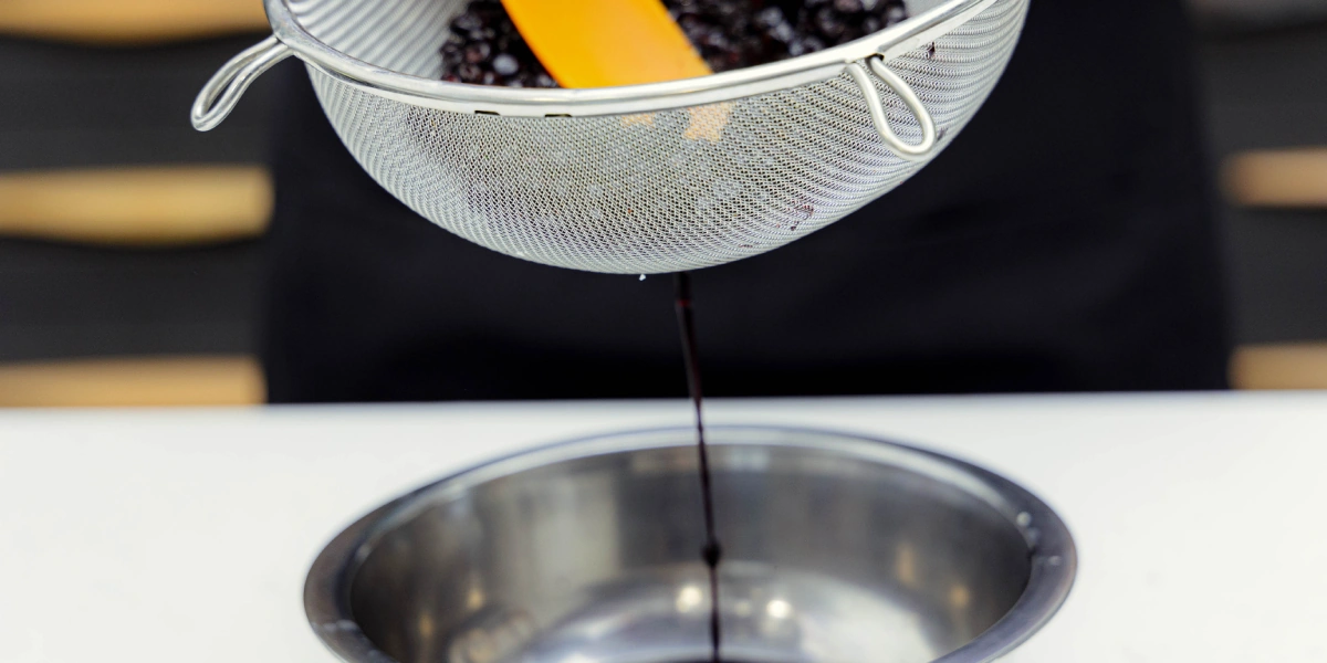 Как покрасить яйца натуральными красителями: пошаговые инструкции с&nbsp;фото