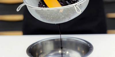 Как покрасить яйца натуральными красителями: пошаговые инструкции с&nbsp;фото