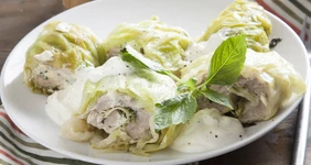 Филе индейки в&nbsp;капустных листьях