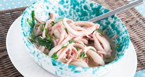 Щупальца кальмаров с&nbsp;черемшой