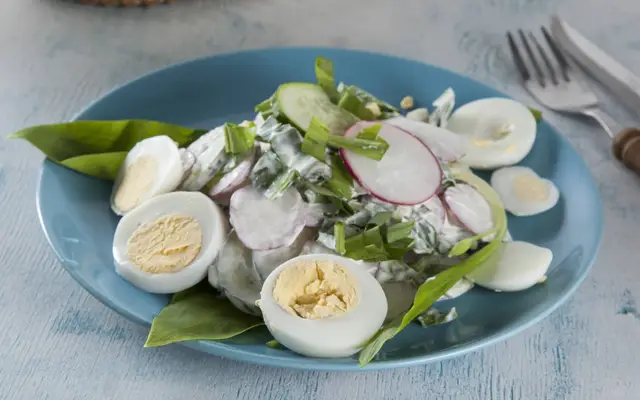 Весенний салат с&nbsp;черемшой