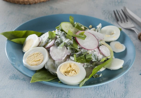 Рецепт «Весенний салат с&nbsp;черемшой»