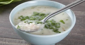 Кисломолочный суп с&nbsp;рисом и&nbsp;зеленью