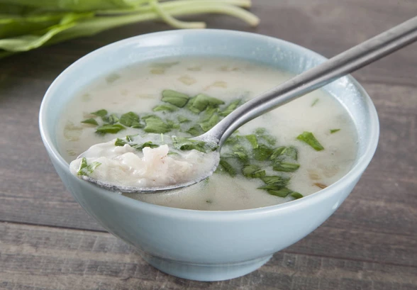 Рецепт «Кисломолочный суп с&nbsp;рисом и&nbsp;зеленью»