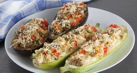 Кабачки и&nbsp;баклажаны, фаршированные кус-кусом