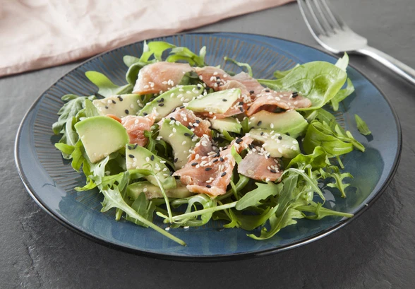 Рецепт «Салат с&nbsp;авокадо, кунжутом и&nbsp;красной рыбой»