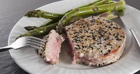 Стейк тунца в&nbsp;кунжутной корочке