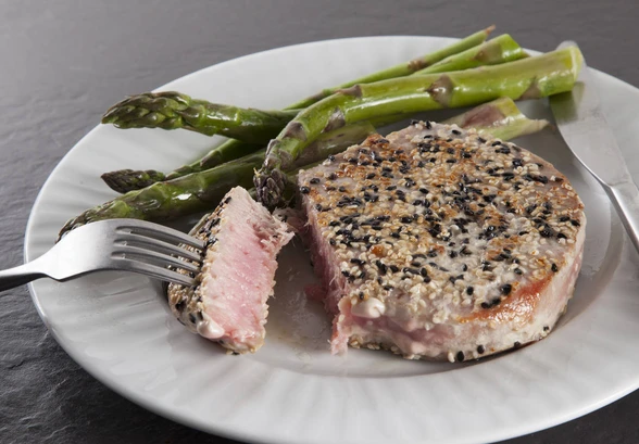 Рецепт «Стейк тунца в&nbsp;кунжутной корочке»