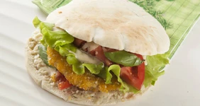 Бургер с&nbsp;рыбной котлетой в&nbsp;пите