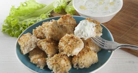 Куриные грудки в&nbsp;панировке из&nbsp;киноа с&nbsp;соусом дзадзики