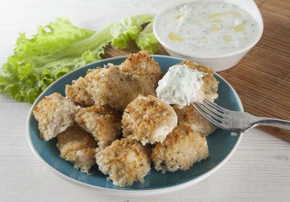 Рецепт «Куриные грудки в&nbsp;панировке из&nbsp;киноа с&nbsp;соусом дзадзики»