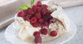 Торт Павлова с&nbsp;малиной и&nbsp;катыком