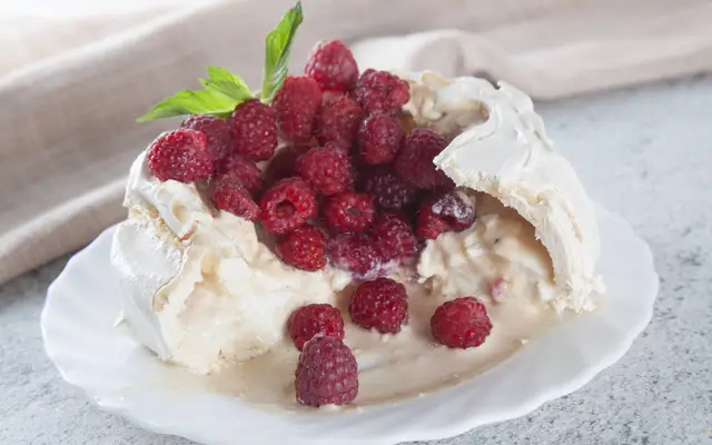 Торт Павлова с&nbsp;малиной и&nbsp;катыком