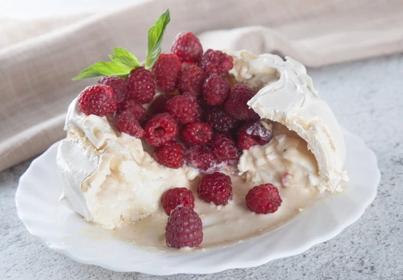 Рецепт «Торт Павлова с&nbsp;малиной и&nbsp;катыком»