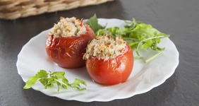 Помидоры, фаршированные треской и&nbsp;киноа