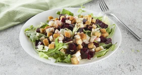 Салат с&nbsp;молодой свеклой и&nbsp;сыром с&nbsp;плесенью