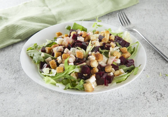 Рецепт «Салат с&nbsp;молодой свеклой и&nbsp;сыром с&nbsp;плесенью»