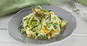 Спагетти из&nbsp;цуккини с&nbsp;помидорами и&nbsp;чесноком