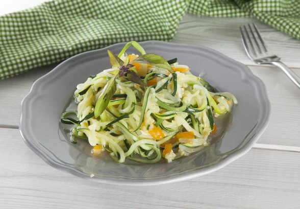 Рецепт «Спагетти из&nbsp;цуккини с&nbsp;помидорами и&nbsp;чесноком»
