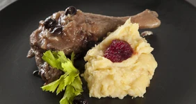 Утка с&nbsp;брусникой и&nbsp;пюре из&nbsp;яблок и&nbsp;картофеля