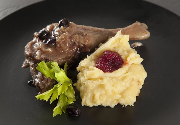 Рецепт «Утка с&nbsp;брусникой и&nbsp;пюре из&nbsp;яблок и&nbsp;картофеля»