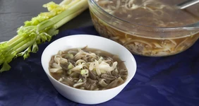 Утиный суп с&nbsp;лапшой и&nbsp;вешенками