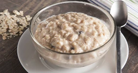 Миндальная овсянка с&nbsp;изюмом