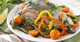 Кета с&nbsp;травами и&nbsp;овощами в&nbsp;фольге