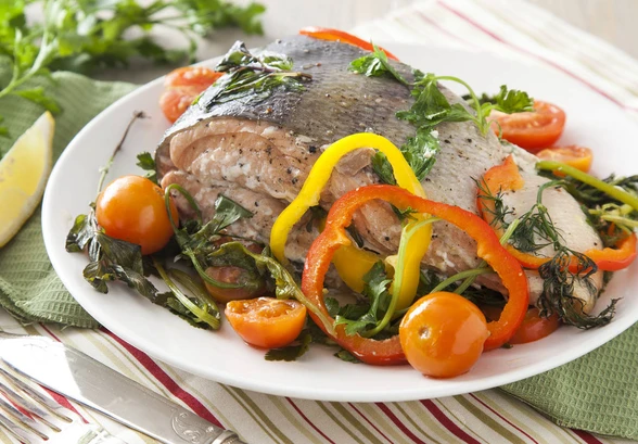 Рецепт «Кета с&nbsp;травами и&nbsp;овощами в&nbsp;фольге»