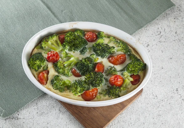 Рецепт «Омлет с&nbsp;брокколи и&nbsp;черри»