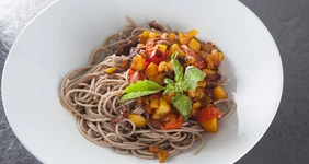 Спагетти из&nbsp;полбы с&nbsp;тыквой и&nbsp;вялеными томатами