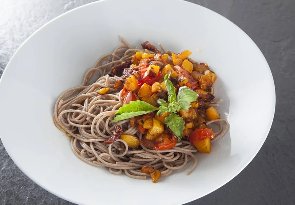 Рецепт «Спагетти из&nbsp;полбы с&nbsp;тыквой и&nbsp;вялеными томатами»
