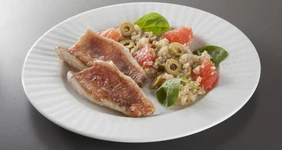 Морской окунь с&nbsp;киноа и&nbsp;грейпфрутом