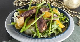 Теплый салат с&nbsp;утиной грудкой и&nbsp;апельсином