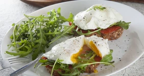 Тосты с&nbsp;неркой и&nbsp;яйцом пашот