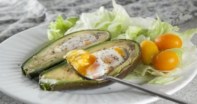 Яйца, запеченные в&nbsp;авокадо