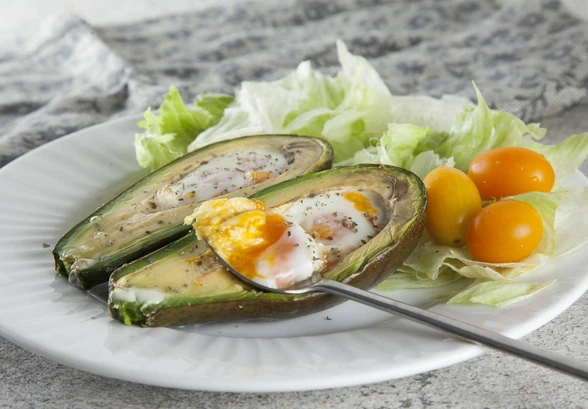 Рецепт «Яйца, запеченные в&nbsp;авокадо»