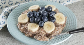 Каша из&nbsp;льна с&nbsp;бананом и&nbsp;голубикой