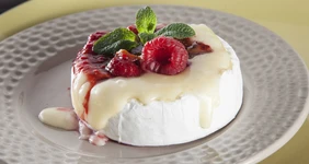 Бри с&nbsp;малиной и&nbsp;фисташками