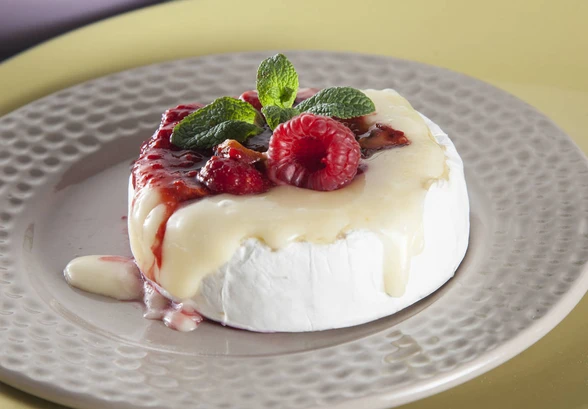 Рецепт «Бри с&nbsp;малиной и&nbsp;фисташками»