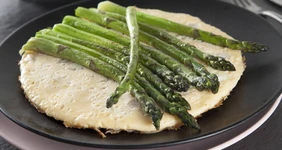 Омлет со спаржей и&nbsp;ветчиной