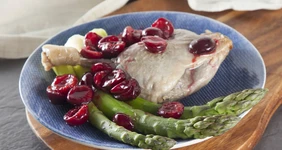 Утиное конфи со спаржей и&nbsp;соусом из&nbsp;черешни