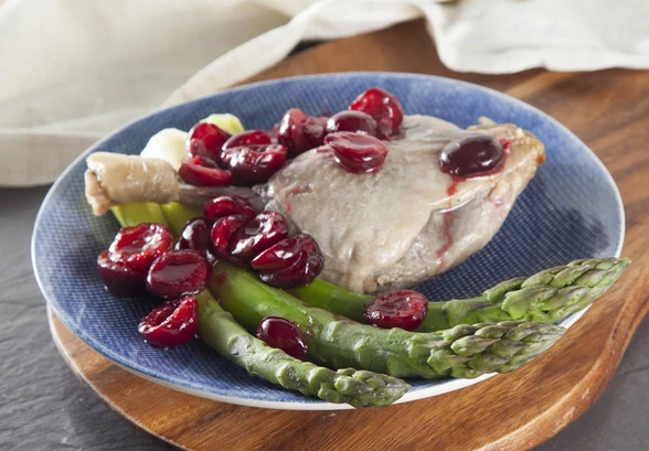 Рецепт «Утиное конфи со спаржей и&nbsp;соусом из&nbsp;черешни»