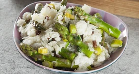 Рис со шпинатом, спаржей и&nbsp;изюмом