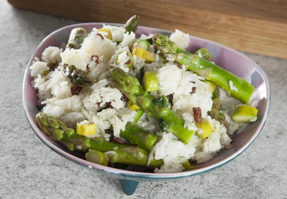 Рецепт «Рис со шпинатом, спаржей и&nbsp;изюмом»