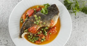 Навага с&nbsp;помидорами и&nbsp;зеленым горошком