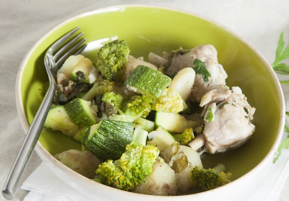 Рецепт «Рагу с&nbsp;курицей и&nbsp;молодыми овощами»