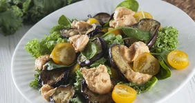 Салат с&nbsp;баклажанами и&nbsp;хумусом 