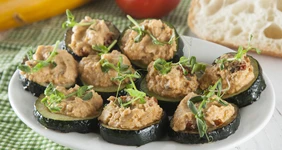 Закуска из&nbsp;цукини с&nbsp;хумусом